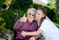 Pflegerin und Seniorin machen in der Alltagsbetreuung lachend ein Selfie | © Jean-Philippe Wallet/Getty Images iStockphoto