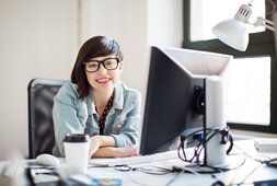 Bürokauffrau Ausbildung - junge Frau arbeitet im Bereich Büromanagement | © alvarez/Getty Images