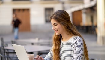 Junge Frau beim Bewerbungsprozess am Laptop | © Sam Thomas/Getty Images iStockphoto