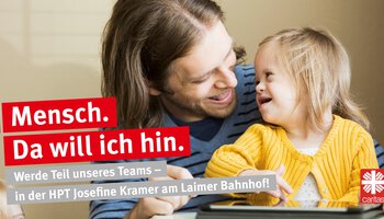 Mann interagiert mit Kleinkind | © Caritas München Oberbayern
